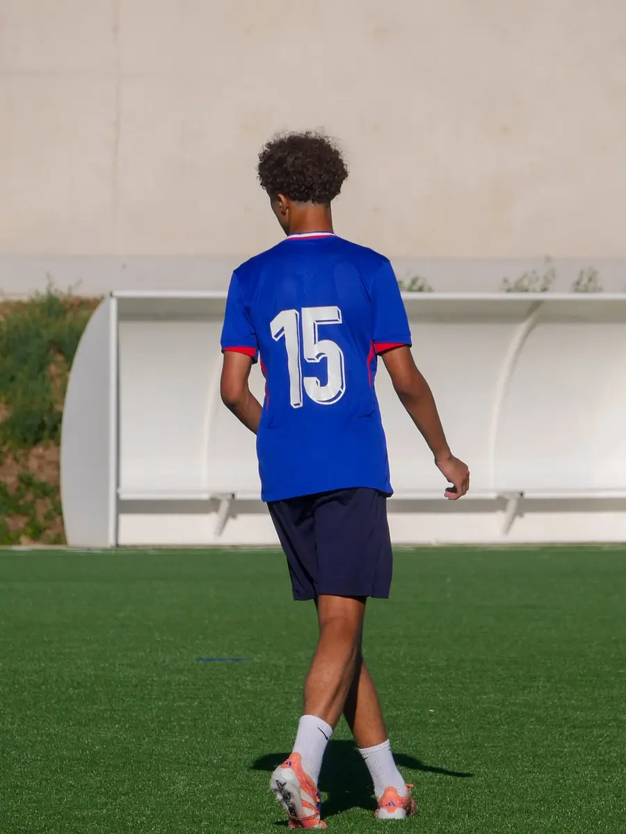Jeune joueur sur le terrain pendant la Coupe du Peuple junior 2026
