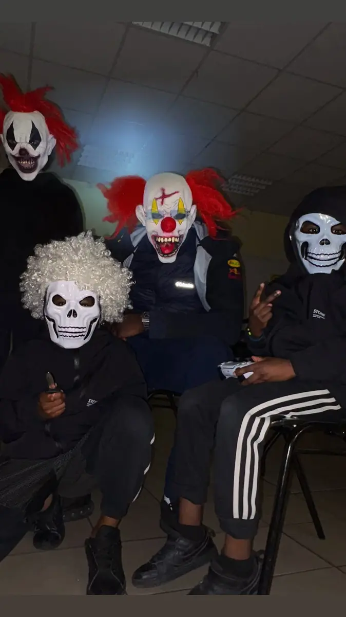 Participants costumés pendant la soirée Halloween organisée par Pour Ceux